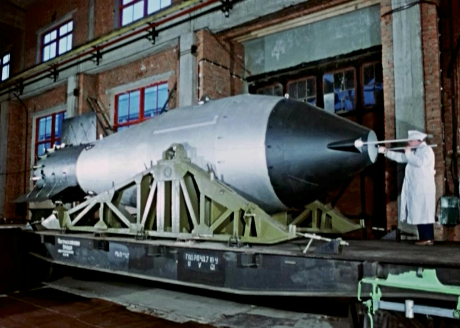 Trotz ihres gewaltigen Zerstörungspotenzials stellte sich die 27 Tonnen schwere "Zar-Bombe" als nicht praktikabel heraus. Obwohl eine relativ "saubere" Atombombe, war für den Kreml die radioaktive Verseuchung durch sie "nicht akzeptabel".