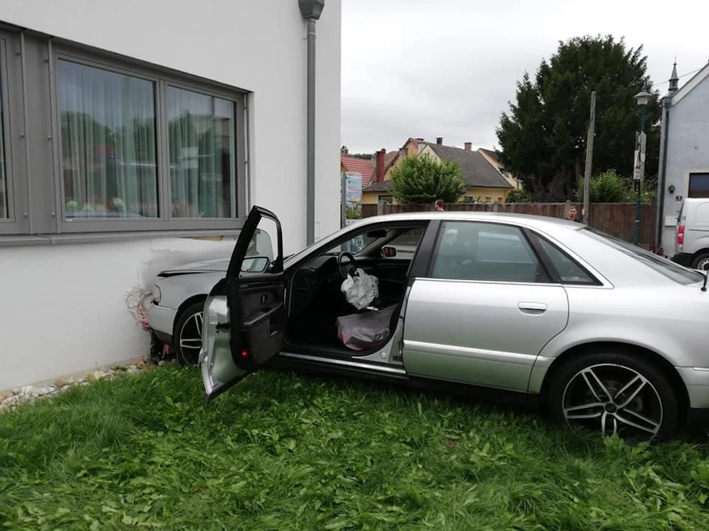 Autolenker krachte gegen Polizeiinspektion