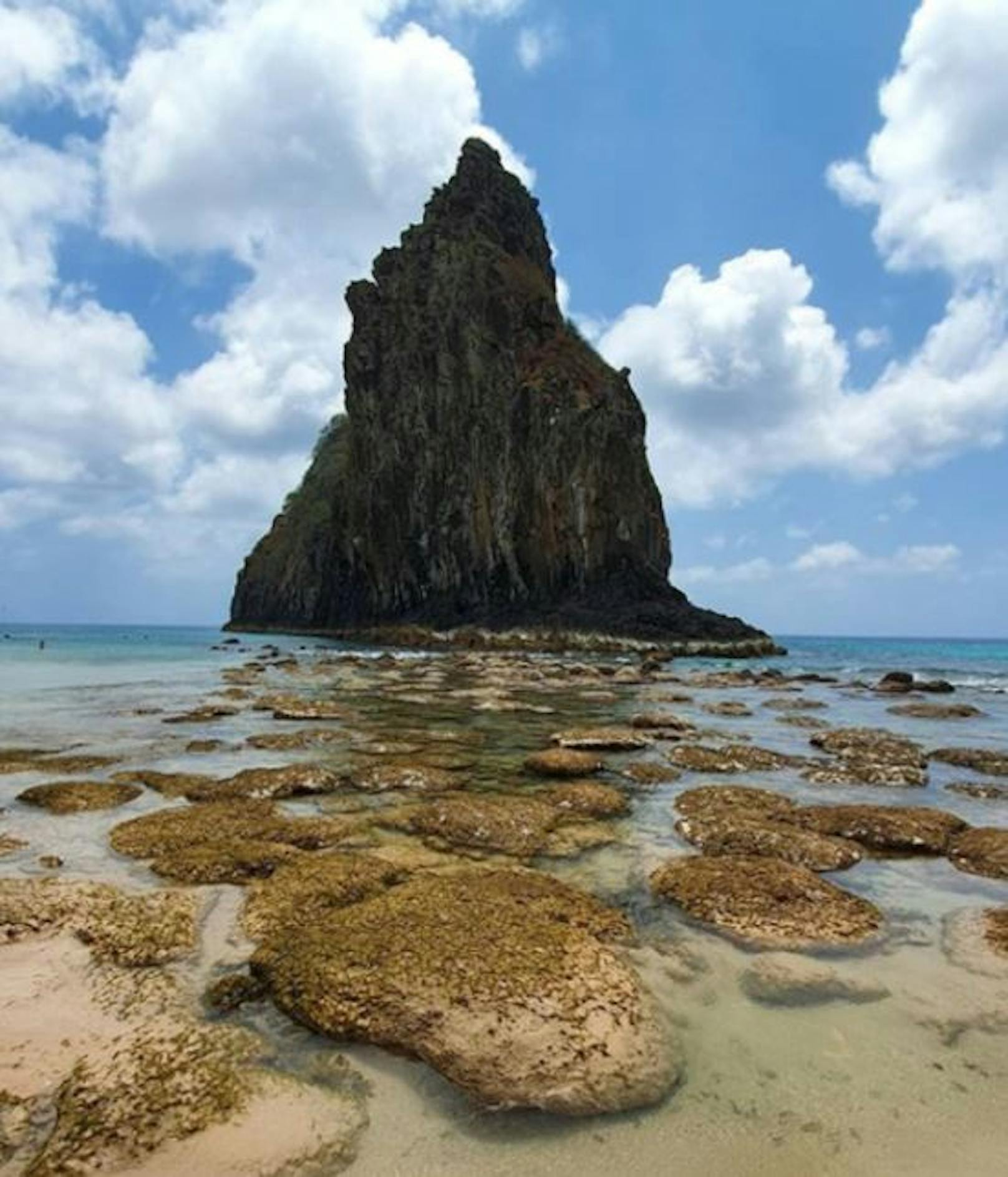 Die kleine Vulkaninsel im Atlantischen Ozean liegt rund 750 Kilometer in Luftlinie von Fortaleza im Norden Brasiliens entfernt.