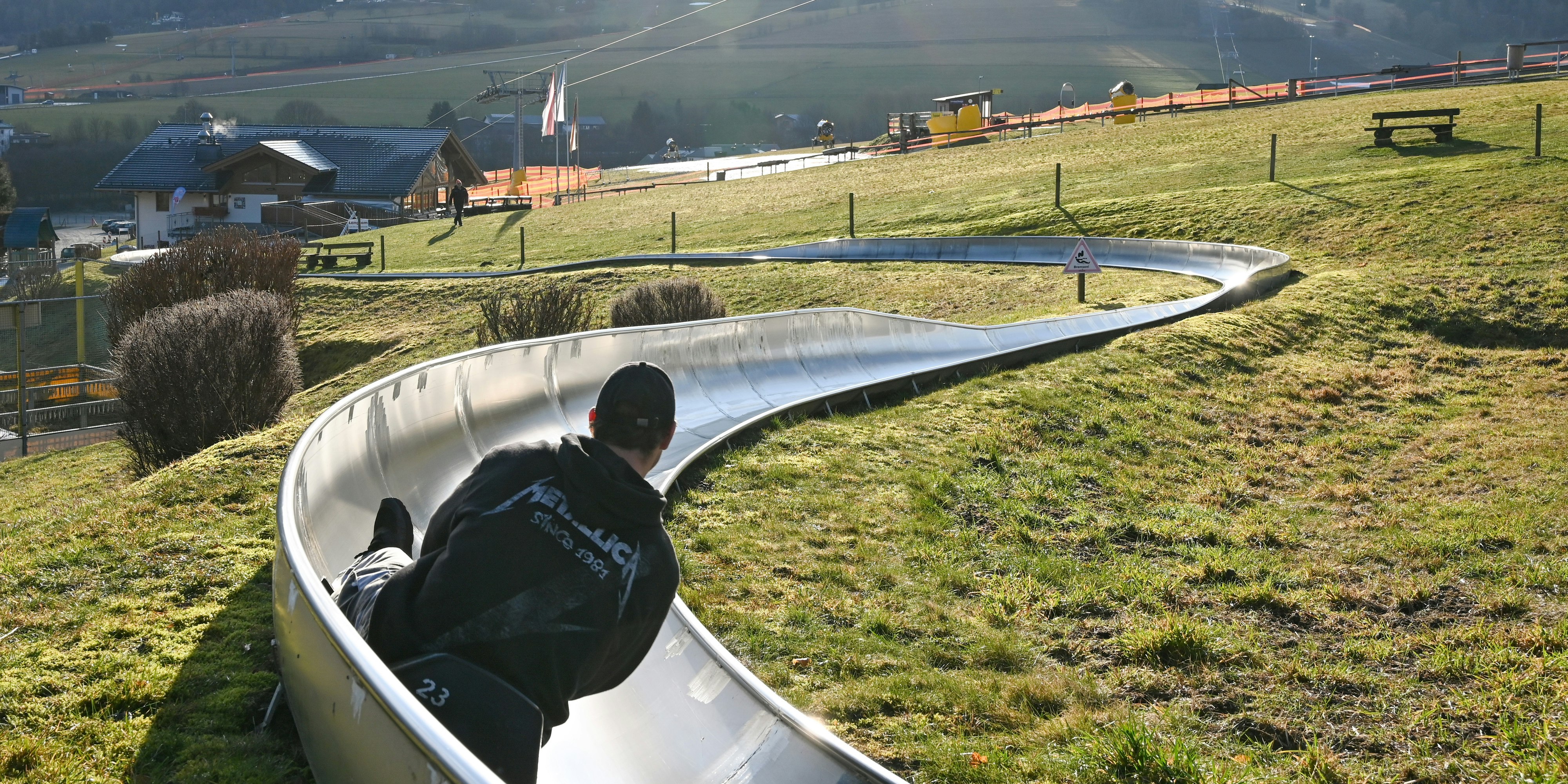 Auf einer Sommerrodelbahn kam es zu einem schweren Fall von Fahrerflucht,