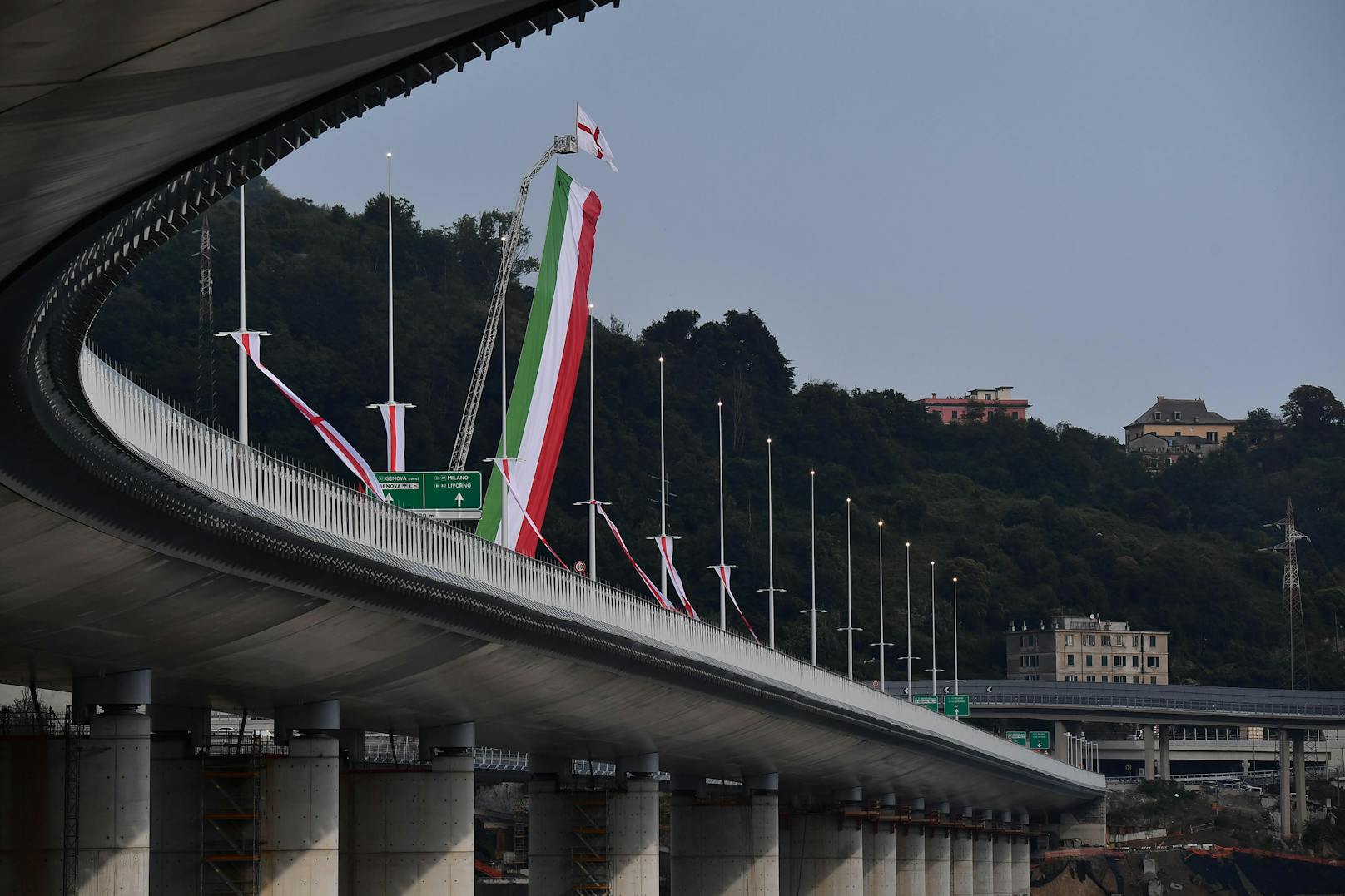 Die Einweihungsfeier der neuen San Giorgio-Autobahnbrücke in Genua wurde von einer Fliegerstaffel und einem Regenbogen begleitet (3. August 2020)