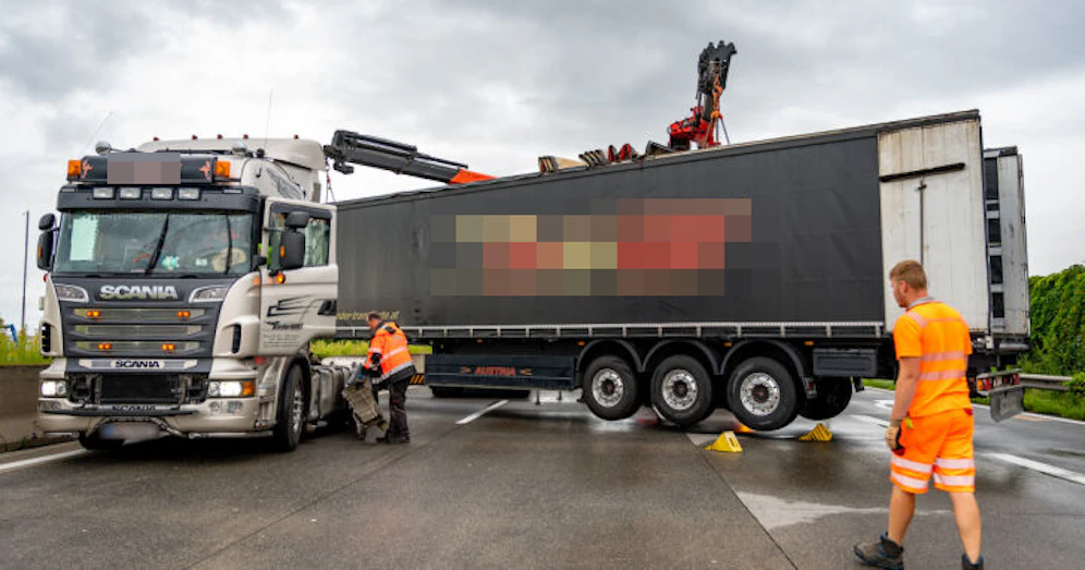 Der Lkw stand nach dem Unfall quer.