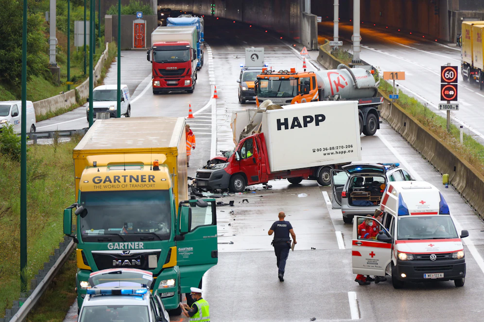 Der Crash auf der A8 bei Wels-Lichtenegg forderte einen Schwerverletzten.