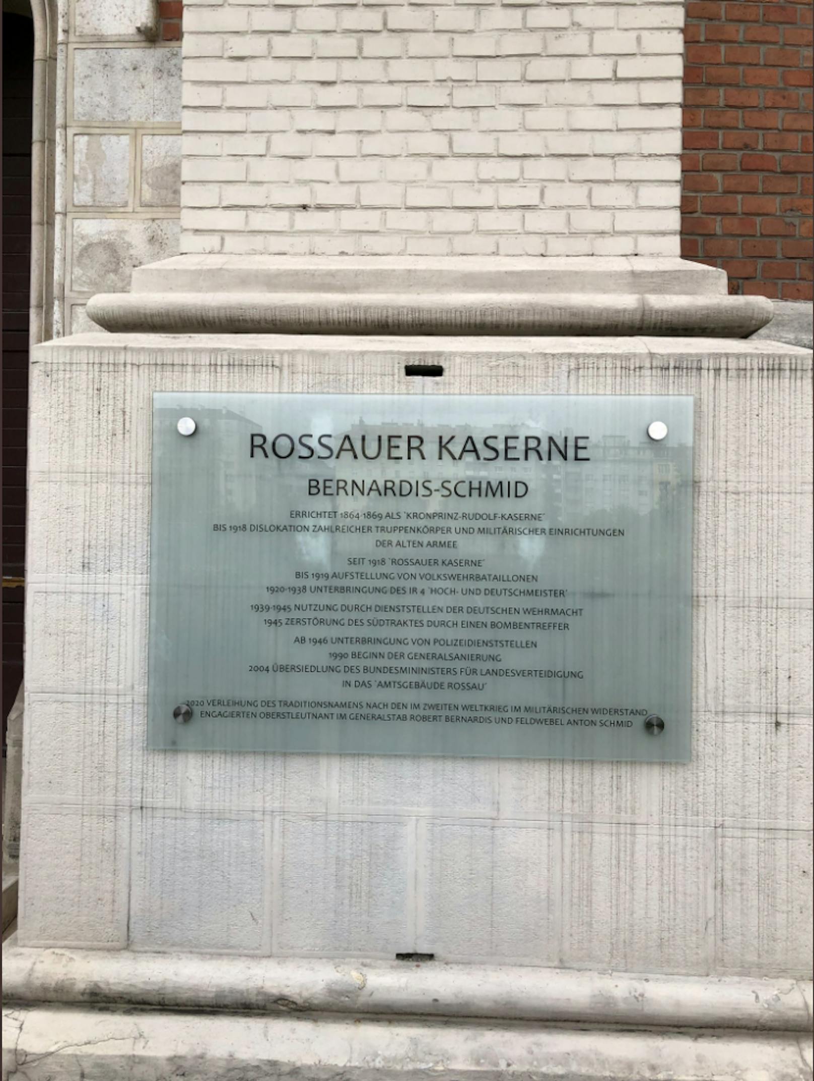 Ein Schreibfehler an einer Info-Tafel an der Rossauer Kaserne (Alsergrund) sorgt bei aufmerksamen Lesern für Schmunzeln.
