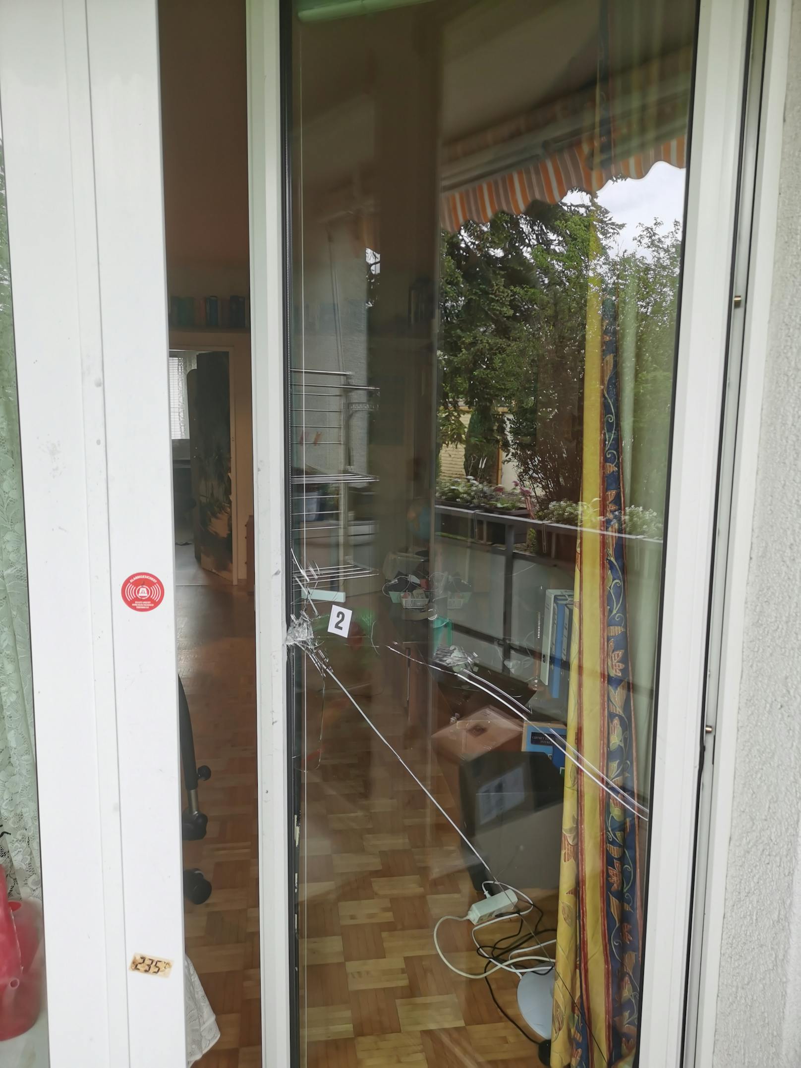 Der Einbrecher (20) versuchte, über die balkontür bei der Familie W. in Wien-Hietzing einzusteigen. Schaden: 900 Euro.
