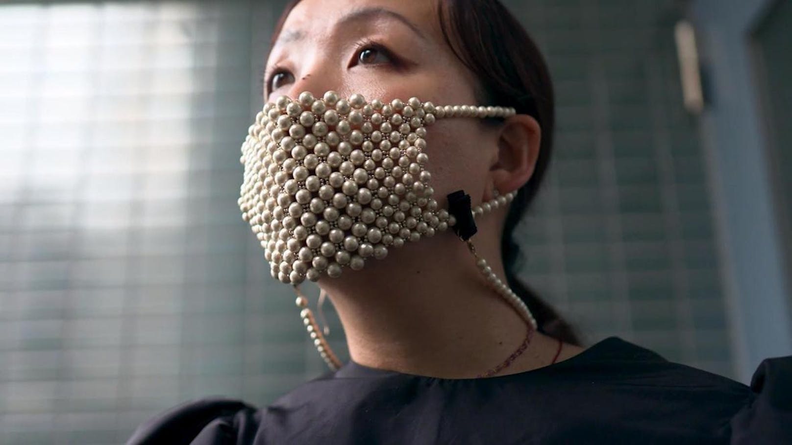 Rieko Kawanishis Perlenmaske dient lediglich als Schmuckstück und bietet keinen Schutz, wie sie selbst betont.<br>