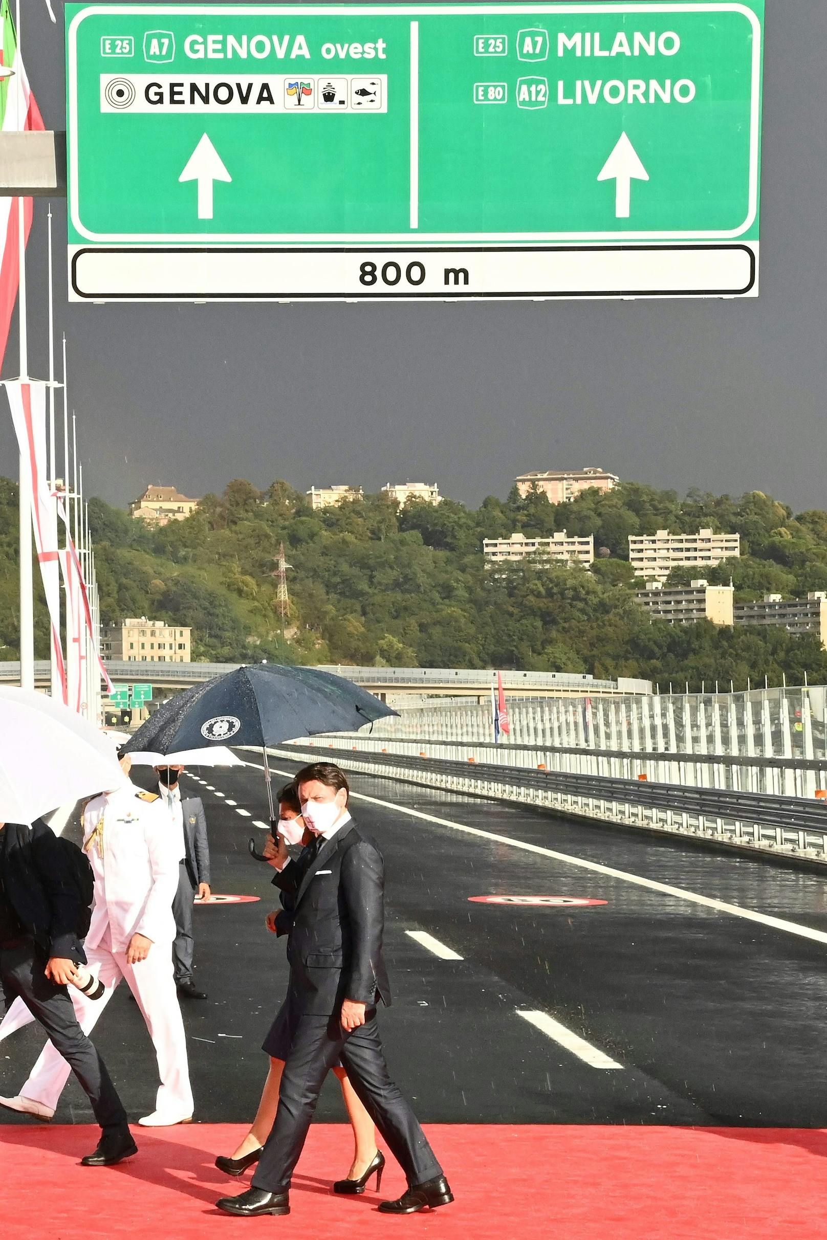 Italiens Premierminister Giuseppe Conte und Verkehrsministerin Paola De Micheli bei der Einweihungsfeier am 3. August 2020