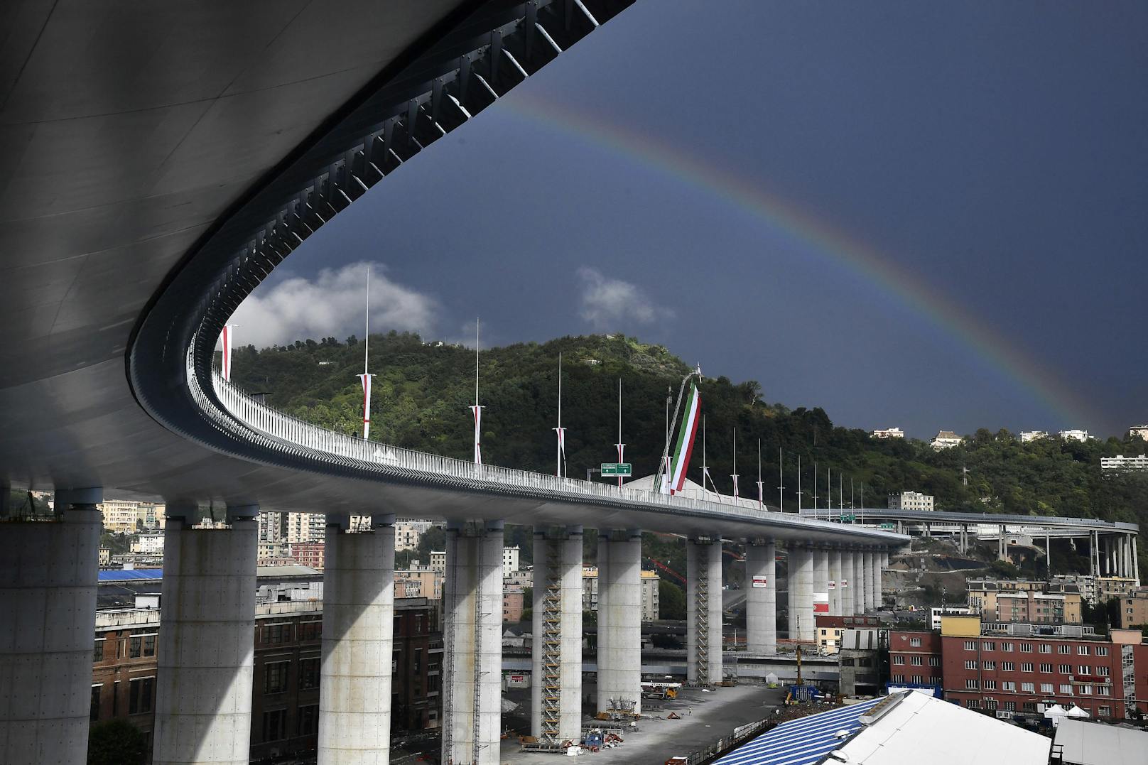 Die Einweihungsfeier der neuen San Giorgio-Autobahnbrücke in Genua wurde von einer Fliegerstaffel und einem Regenbogen begleitet (3. August 2020)