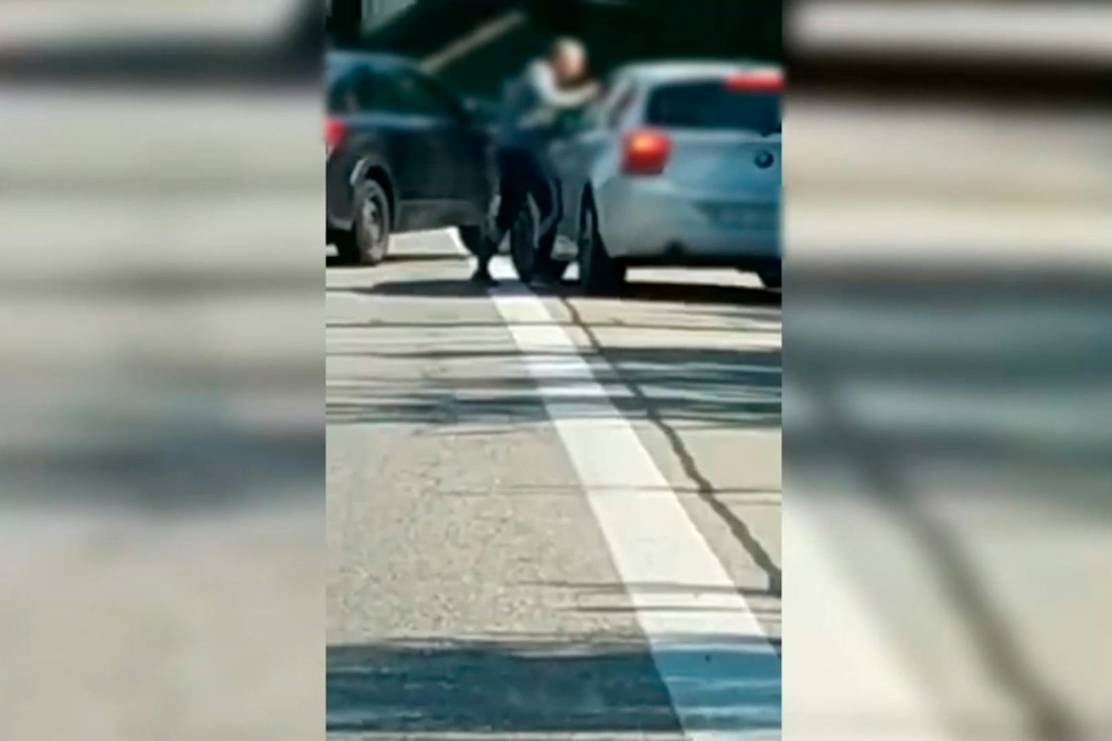 Wut-Lehrer prügelt auf Autobahn los – Video geht viral