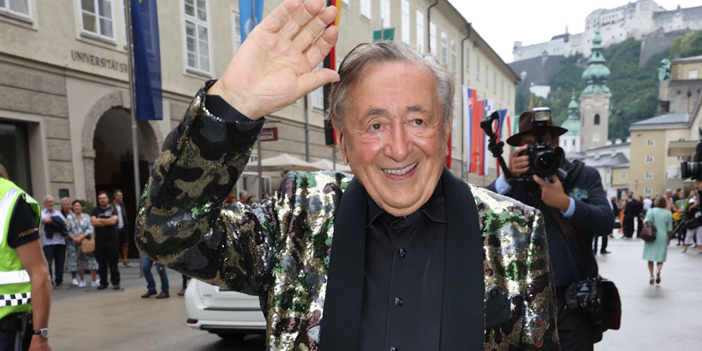 Richard Lugner im Goldjackett bei den Salzburger Festspielen
