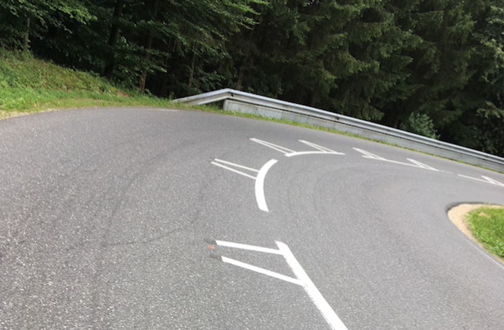 Diese Bodenmarkierungen sollen künftig Biker-Unfälle verhindern.