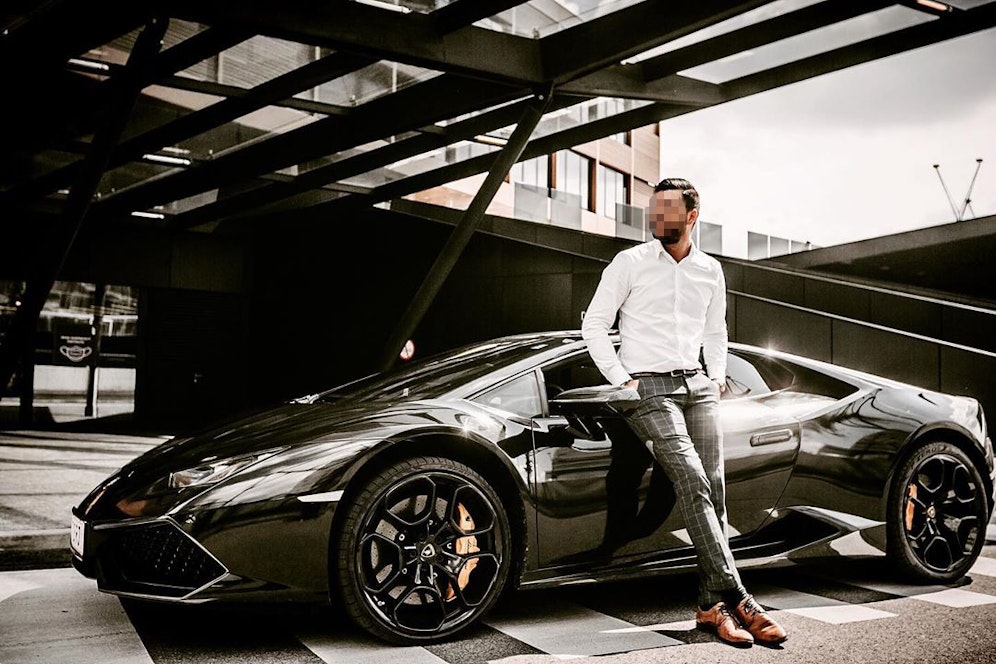 Gastgeber Thomas H. liebt teure Autos und wilde Partys.