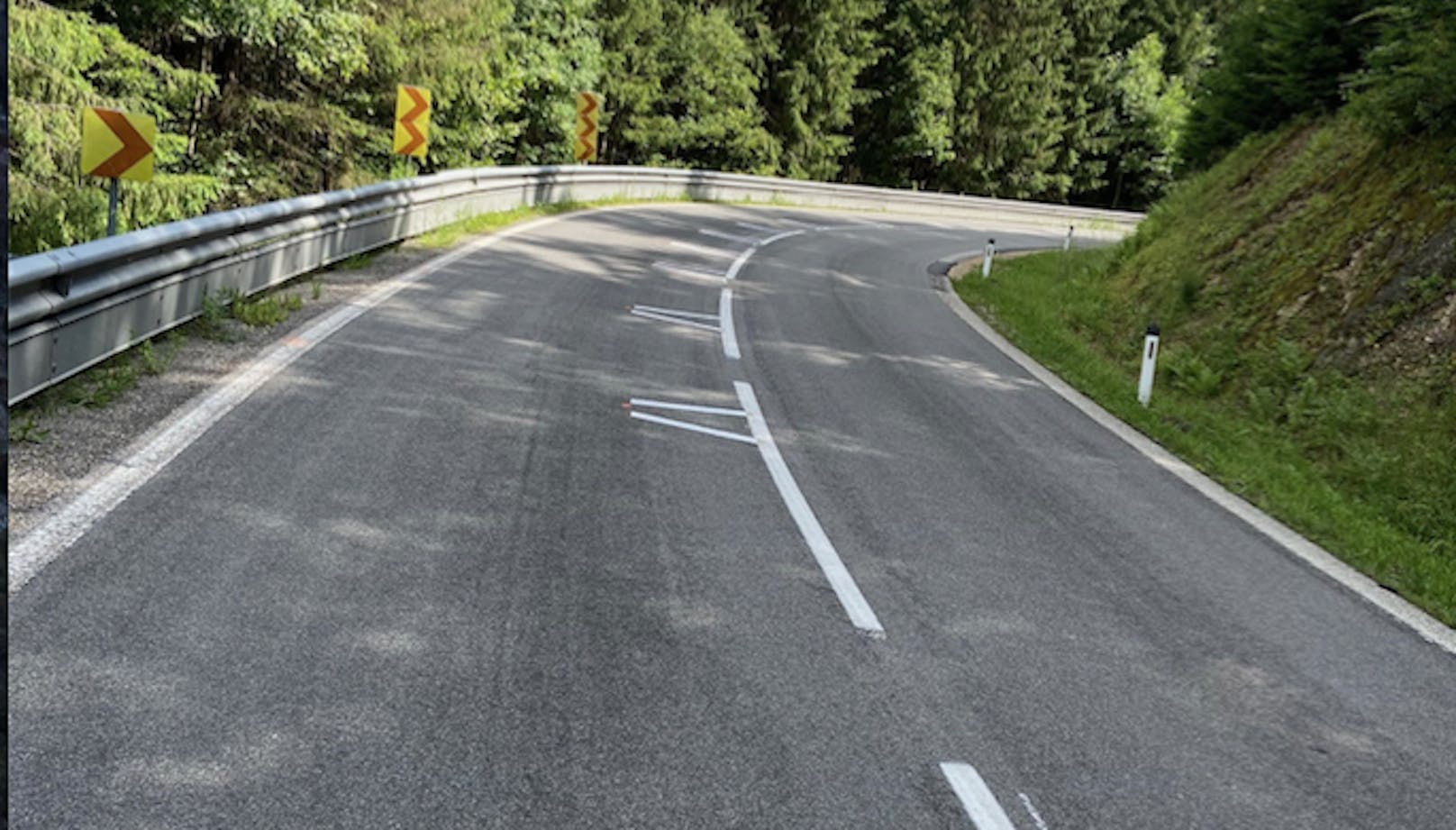 Diese Bodenmarkierungen sollen künftig Biker-Unfälle verhindern.