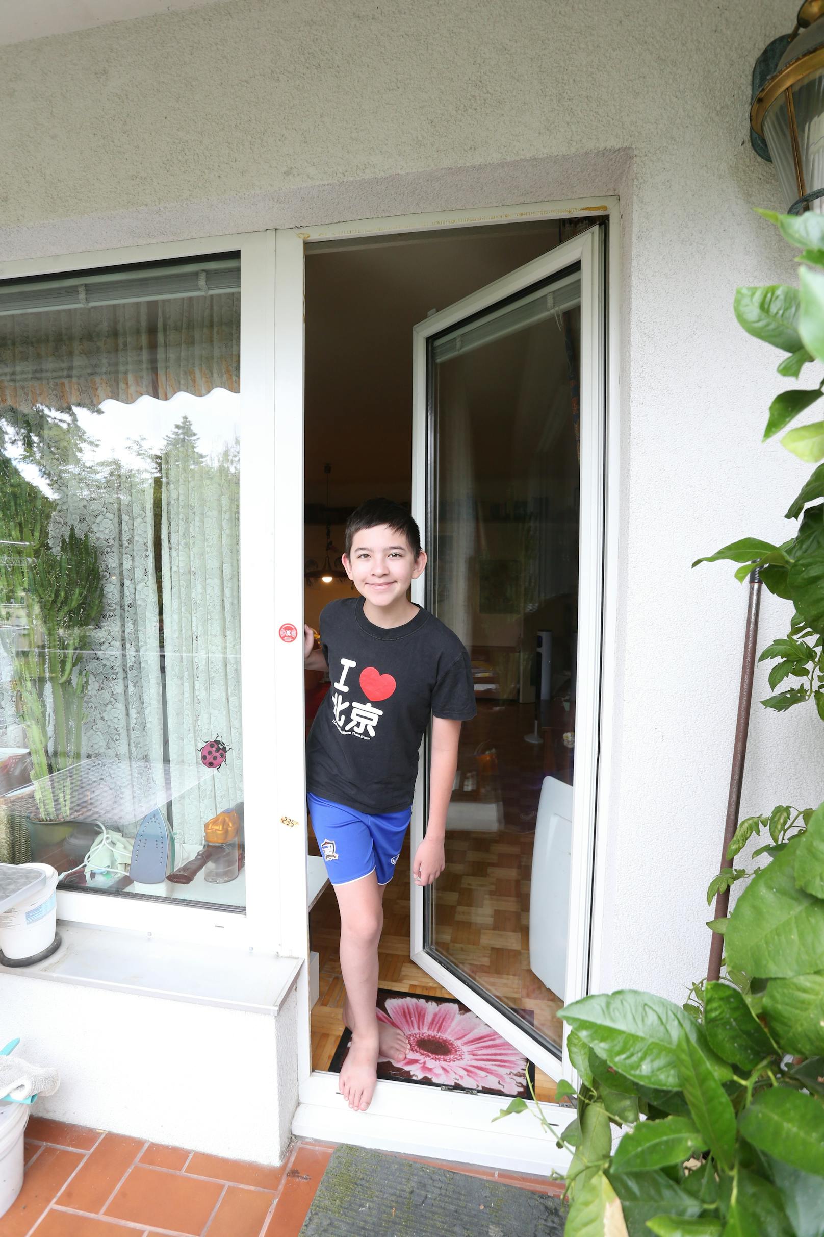 Stefan (13) zeigt die Balkontür, über die das Duo in die Wohnung einsteigen wollte.