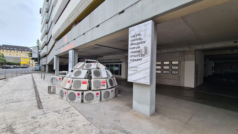 In Linz steht derzeit ein Iglu aus Klimageräten.