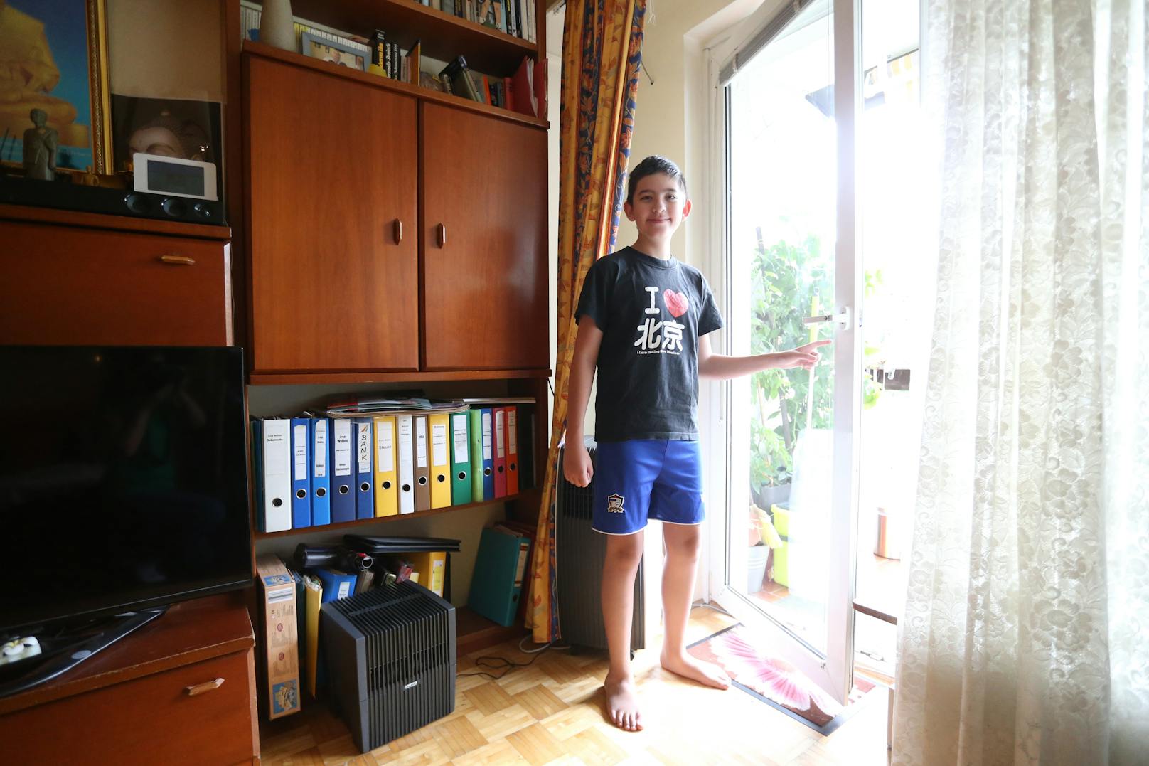 Stefan (13) zeigt die Balkontür, über die das Duo in die Wohnung einsteigen wollte.