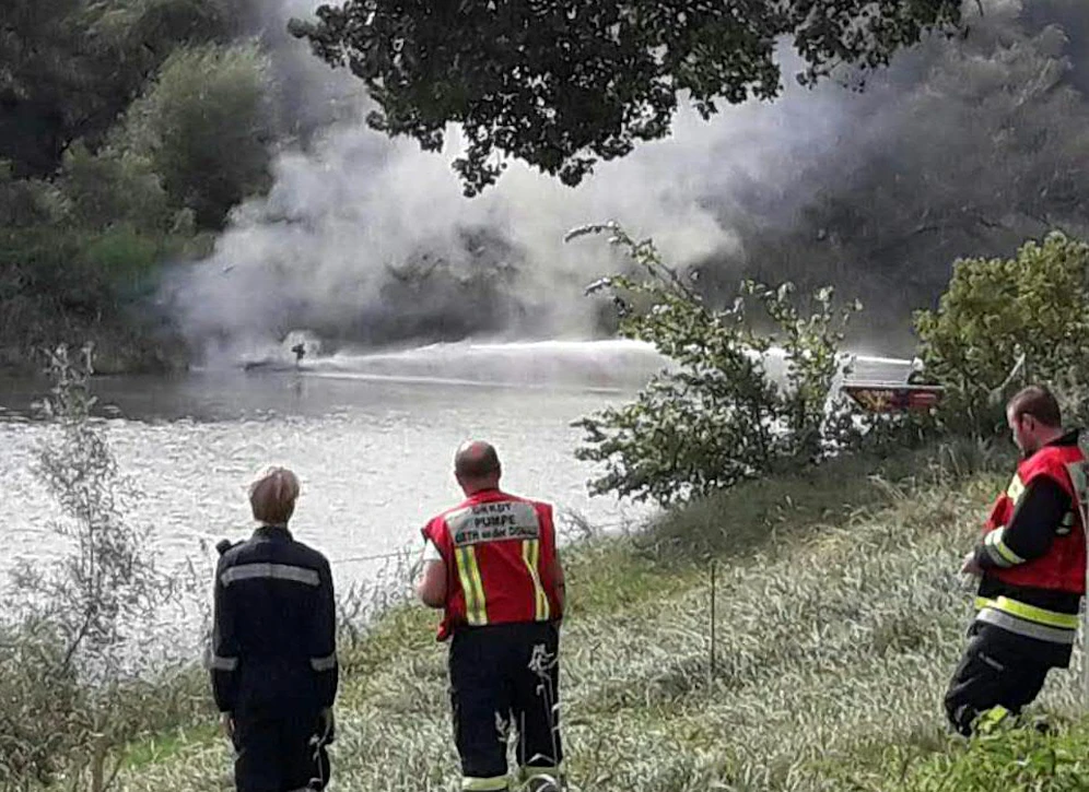 Sportboot ging in Flammen auf.