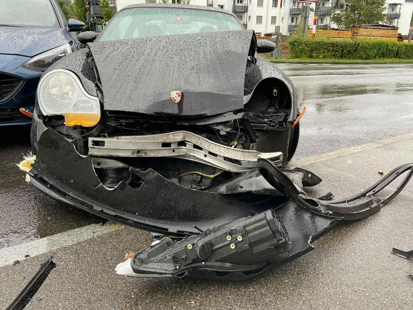 Der Porsche wurde bei dem Crash schwer beschädigt.