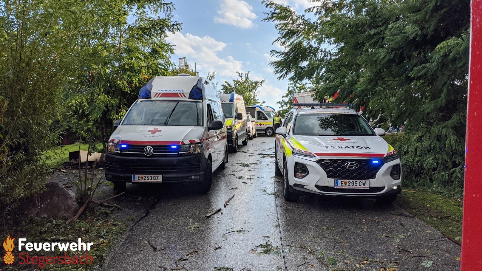 Die Feuerwehr Stegersbach rückte mit zwei Fahrzeugen und acht Mann zum Rettungseinsatz aus. Auch drei Notarzt- sowie vier Rettungswagen waren vor Ort.