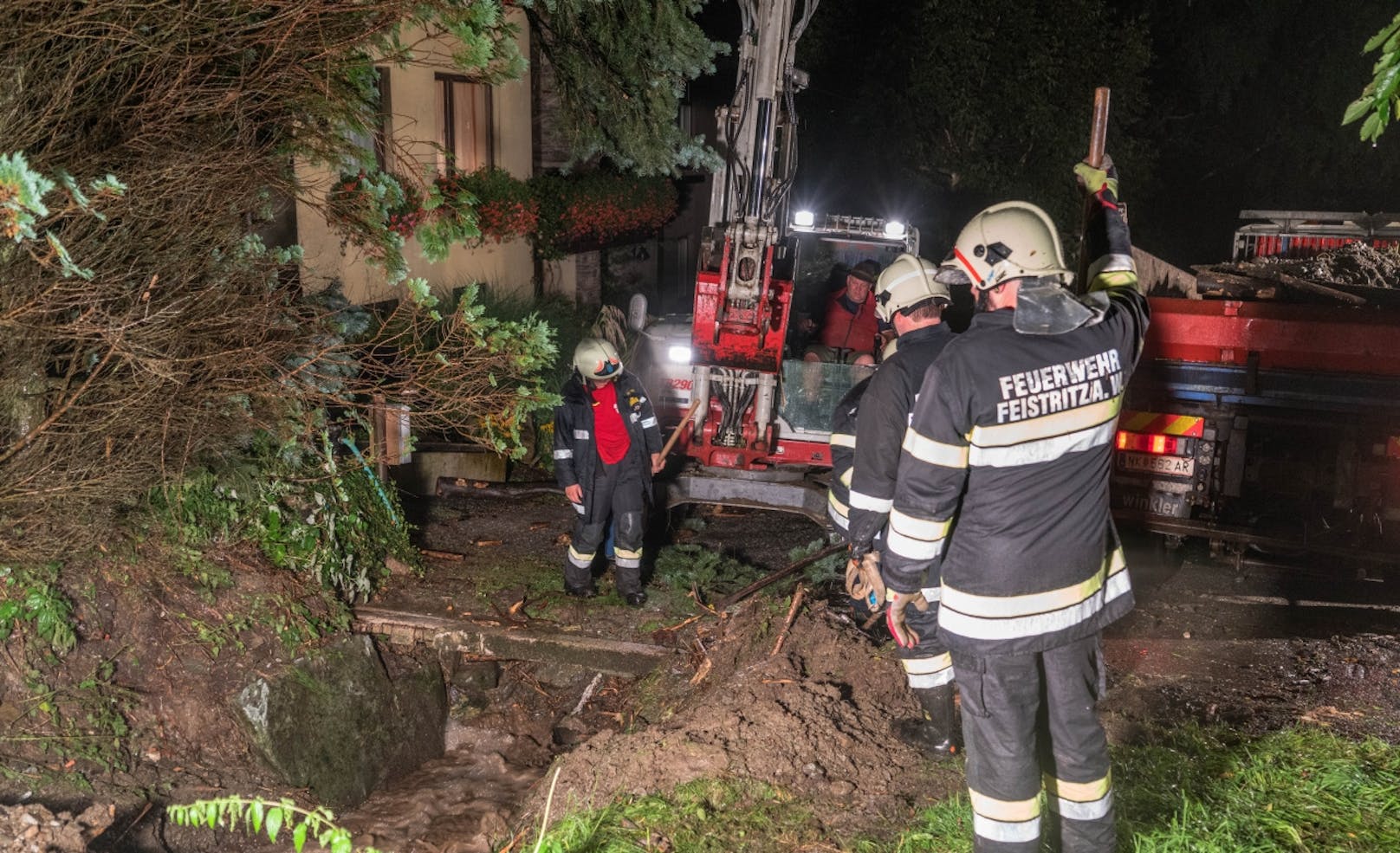 Unwettereinsätze im Bezirk Neunkirchen.