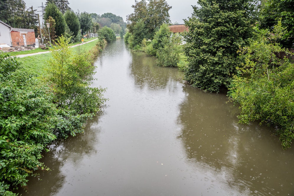 Eine Frau trieb regungslos im Fluss.