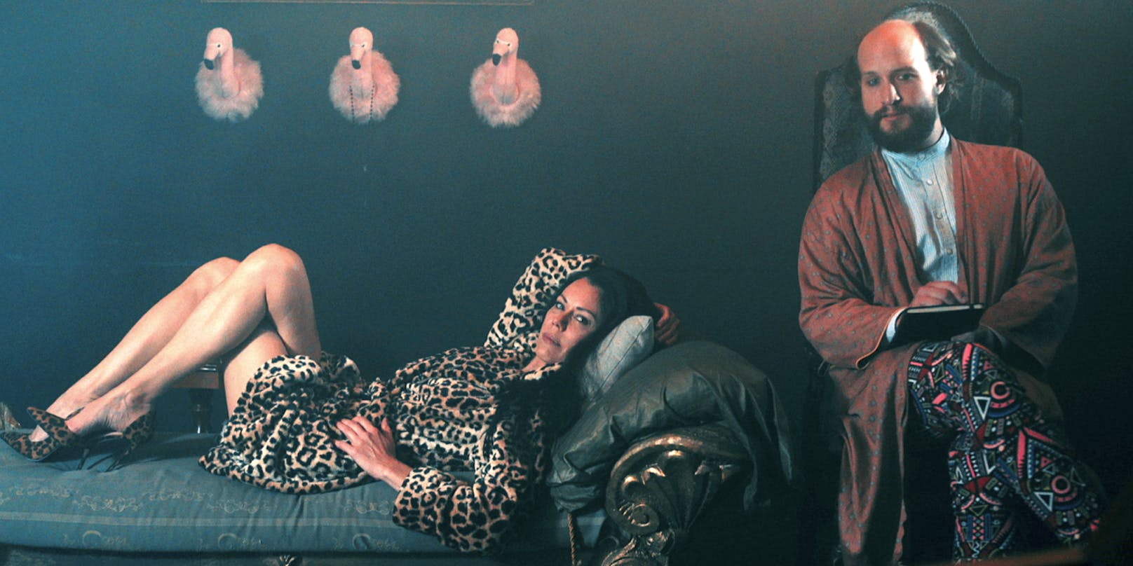 Liener als Sigmund Freud, mit Falco-Ex Caroline Perron auf der Couch