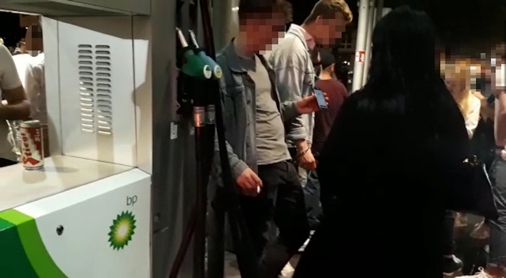 Jugendliche rauchten direkt neben der Zapfsäule.