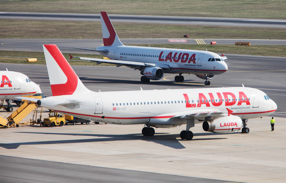 Ehemalige Laudamotion-Mitarbeiter berichten von fragwürdigen Geldtransporten.