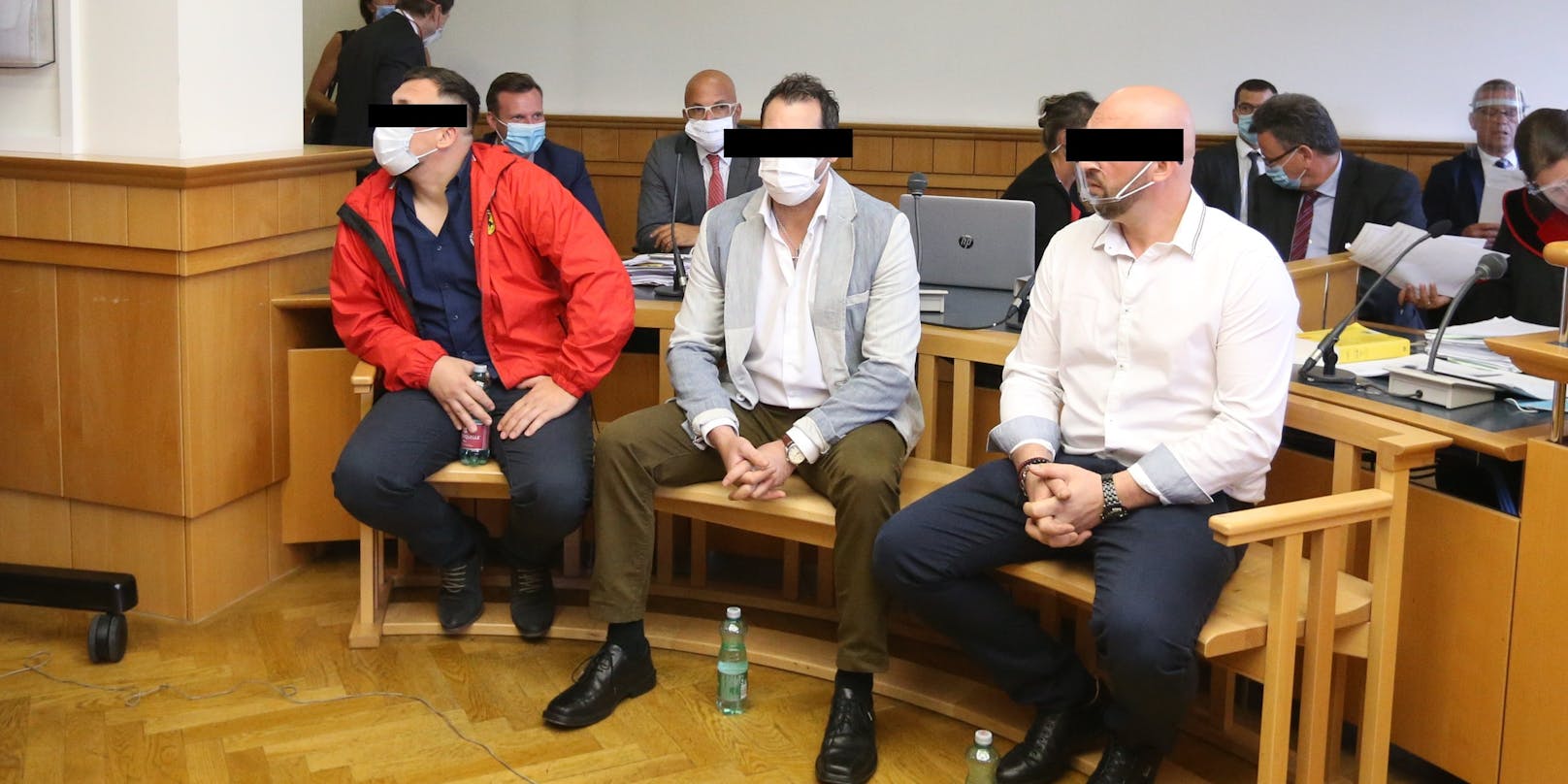 Drei der insgesamt sieben Angeklagten im schwierigen Fall.