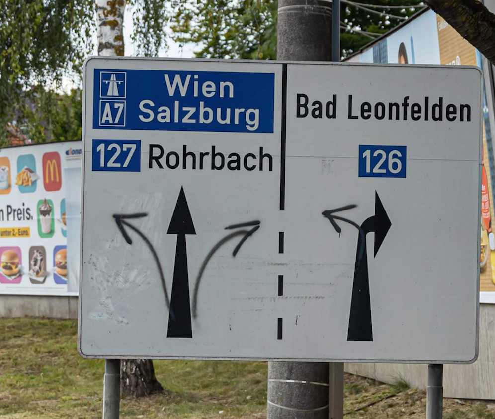 In Urfahr haben Unbekannte ein Verkehrsschild verunstaltet. Die zahlreichen Pfeile sorgen für Verwirrung bei den Autofahrern.