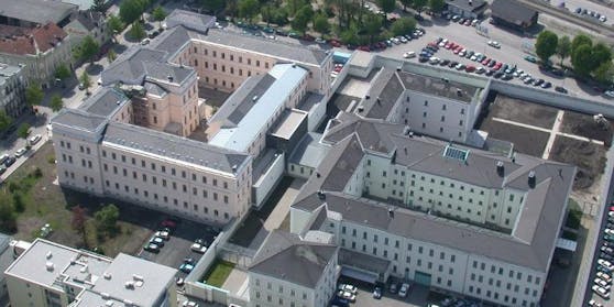 Ein Häftling hat laut Staatsanwaltschaft zwei Liter Spülmittel getrunken, konnte gerettet werden.