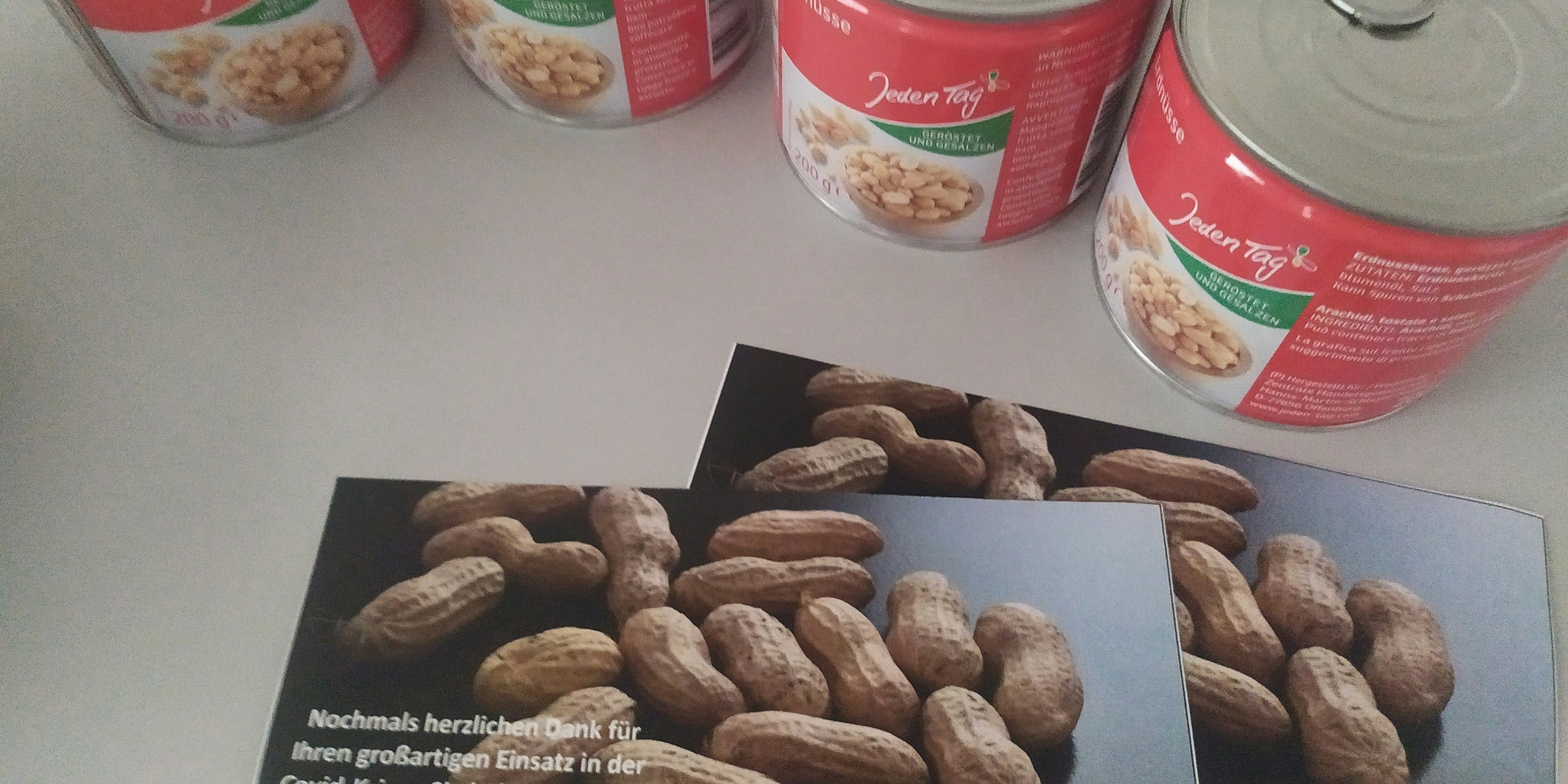 Erdnüsse und Müsliriegel wurden den Mitarbeitern als Dank geschenkt. 