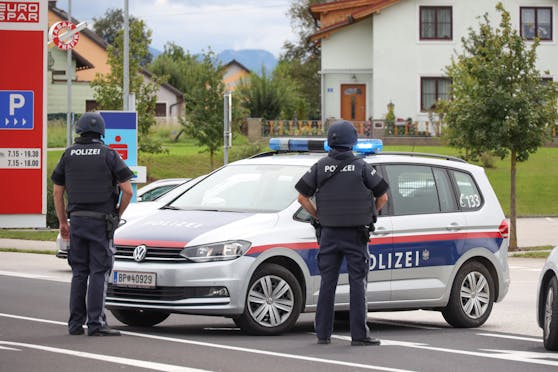 In Sattledt rückte die Cobra nach Schüssen in einer Wohnsiedlung an.