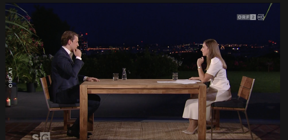 Bundeskanzler Sebastian Kurz wird von lästigen Glesen attackiert