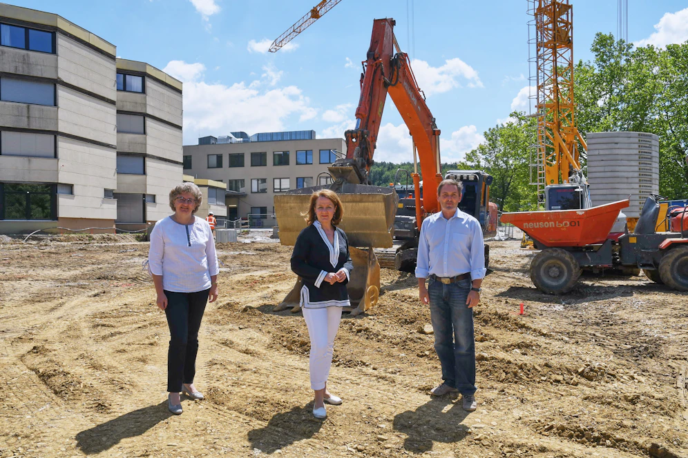 Direktorin Rosina Neuhold (LFS Sooß), Bildungs-Landesrätin Christiane Teschl-Hofmeister und Direktor Josef Sieder (LFS Pyhra) vor der Baustelle für das neue Internat