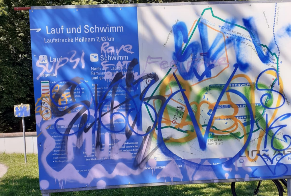 Unbekannte beschmierten eine große Tafel mit Laufrouten in Urfahr.