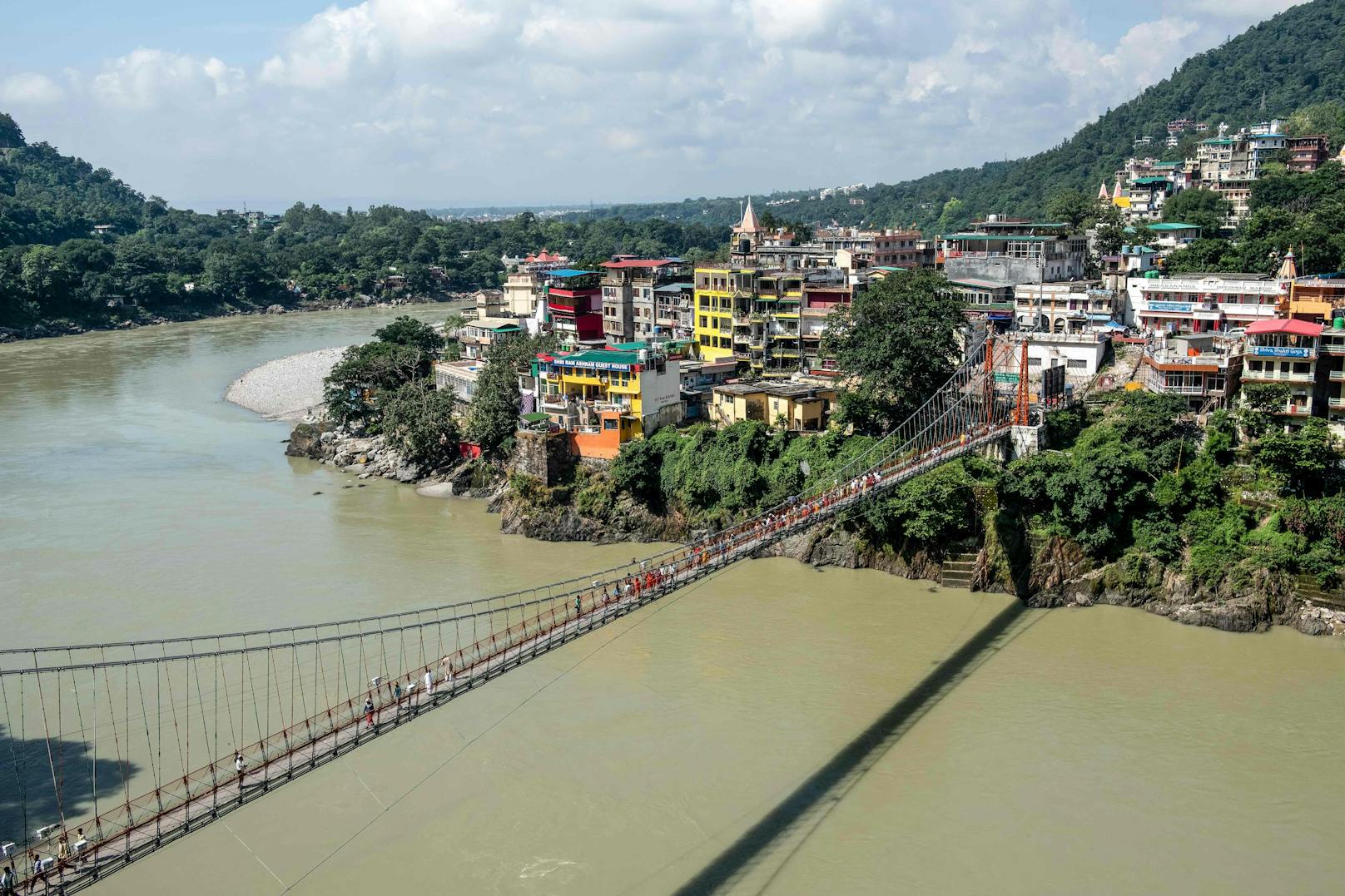 Magnet für Backpacker: Die bei Hindus als heilig geltende Ganges-Brücke Lakshman Jhula.