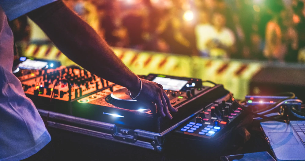 Symbolfoto eines DJs bei einer Party.