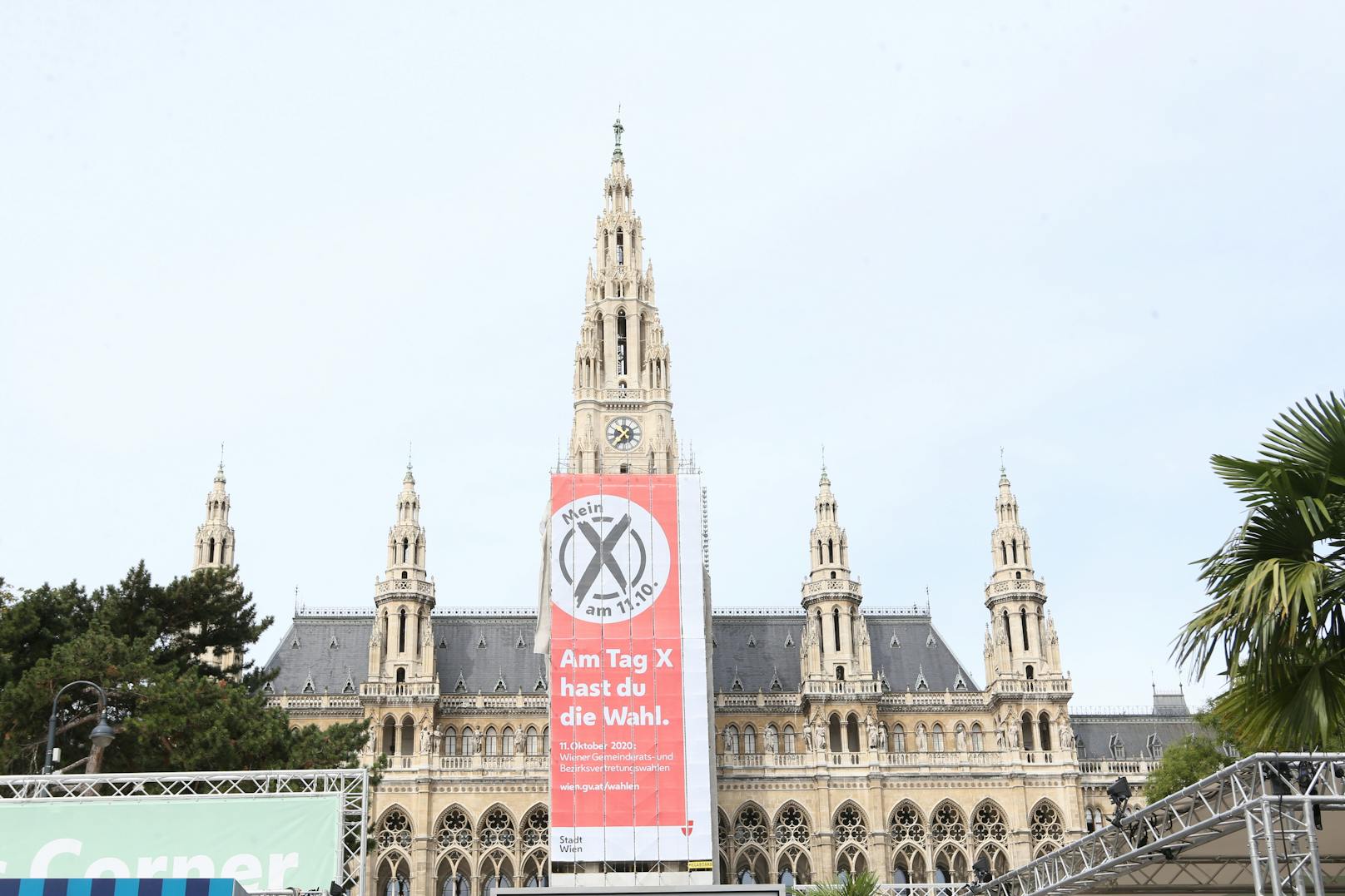 Mit einem Großplakat am Turm des Wiener Rathauses wirbt die Stadt für die Teilnahme an der Wien-Wahl.