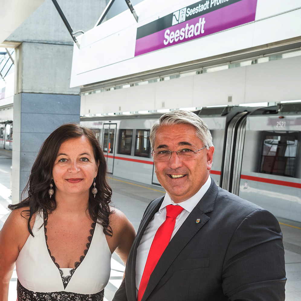 Die Wiener Linien verstärken den U2-Fahrplan in die Seestadt. Ab 7. September fährt auch am Nachmittag jeder U2-Zug in das Stadterweiterungsgebiet, freuen sich Öffi-Stadträtin Ulli Sima und Bezirkschef Ernst Nevrivy (beide SPÖ).