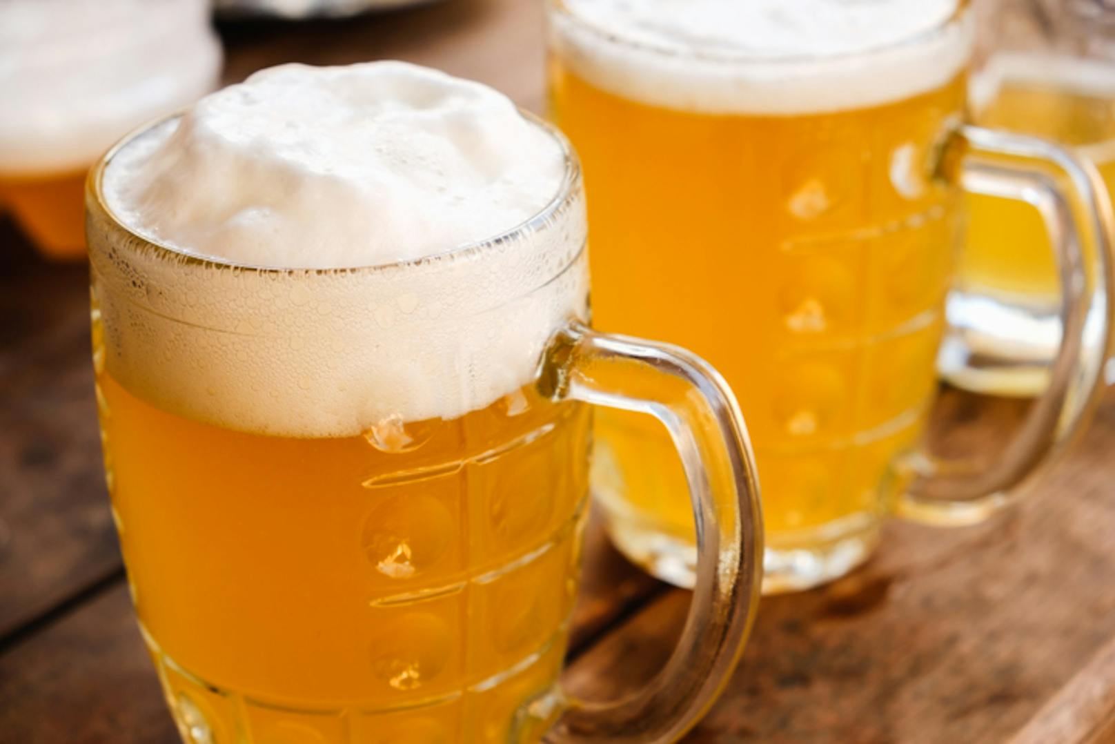 Viele sagen, dass sie seit dem Ausbruch der Corona-Pandemie mehr Bier konsumieren. Die Brauereien spüren davon aber wenig.