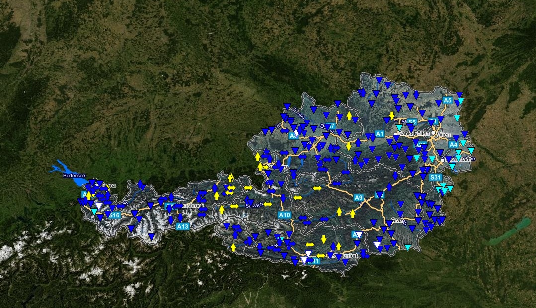 Die blauen Pfeile zeigen an, wo eine erhöhte Wasserführung festgestellt wurde. 