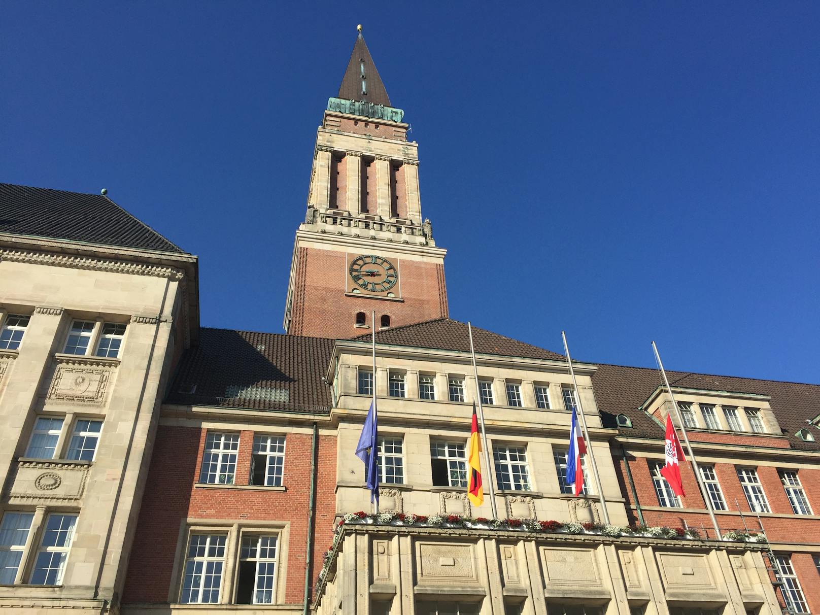 Die Fahnen am Kieler Rathaus hängen nach dem tödlichen Unglück auf Halbmast. (4. August 2020)