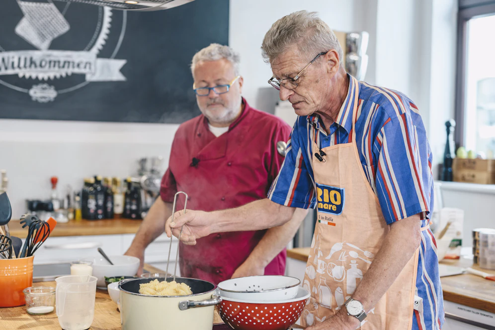 Profi-Koch Erik Pauer (li.) und Gewinner Walter K. (re.) bereiteten gemeinsam Walters Lieblingsrezept - Fusilli mit Thunfisch-Tomaten-Oberssauce - mit Rio Mare Thunfisch in Olivenöl zu.