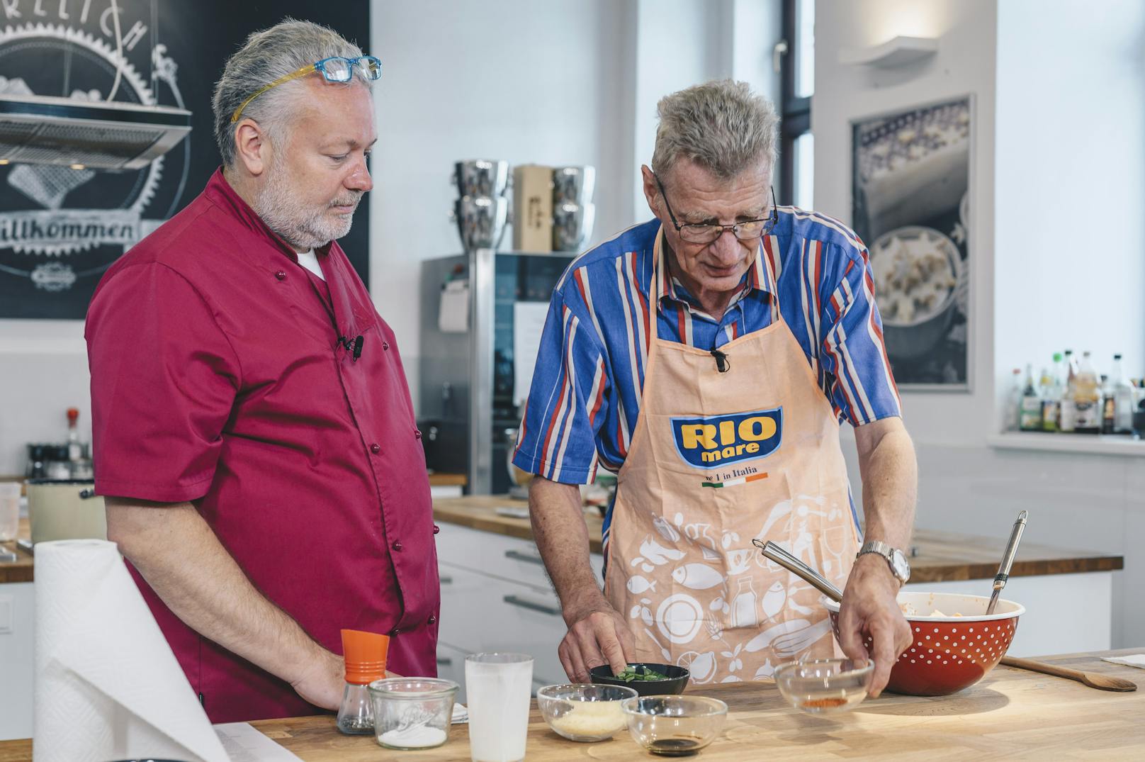 Kochstunde mit Rio Mare: Gewinner Walter bereitet "Fusilli mit Thunfisch-Tomaten-Oberssauce" zu.