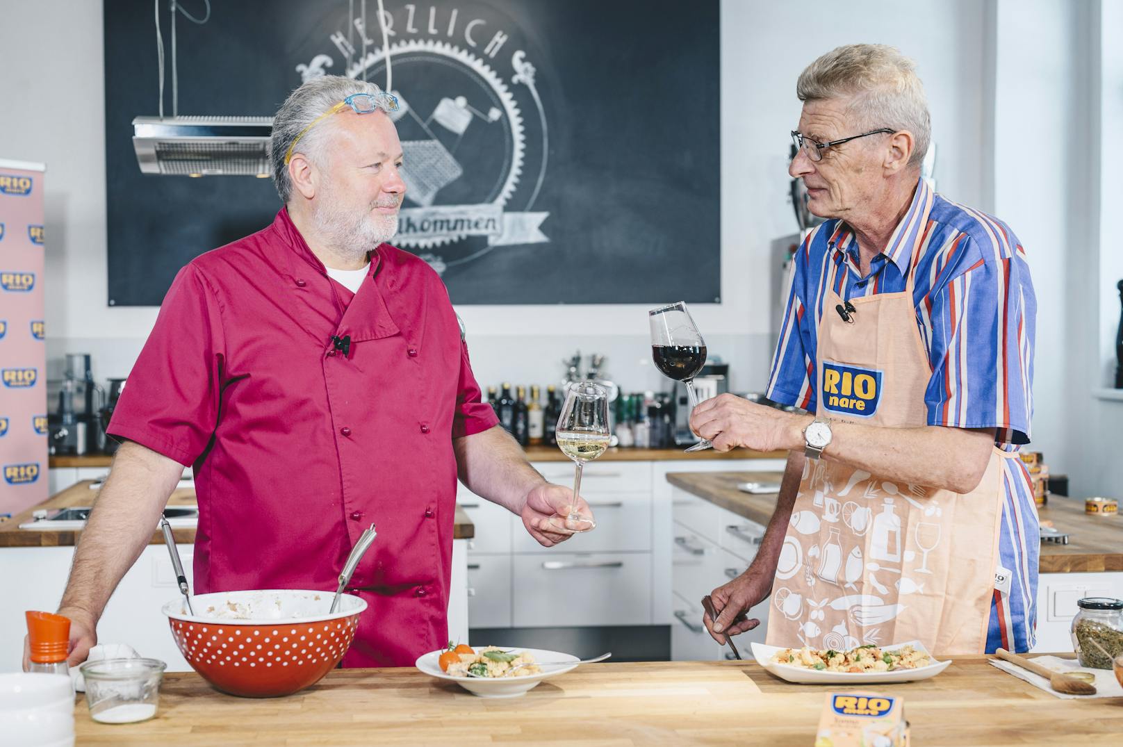 Gewinner Walter und Profi-Koch Erik Pauer stoßen mit einem Glas Weißwein auf die gemeinsame Kochstunde an.<br>