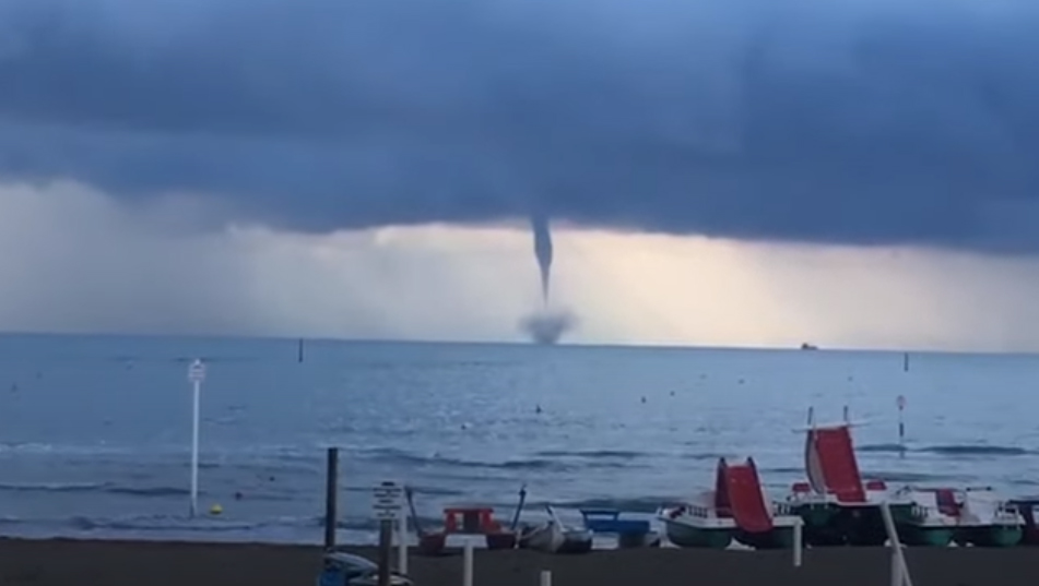 Ein Wirbelsturm wurde im Meer bei Lignano gesichtet.