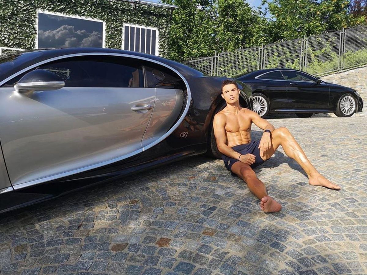 Ronaldo zeigt sich oben ohne mit einem seiner Luxusschlitten.