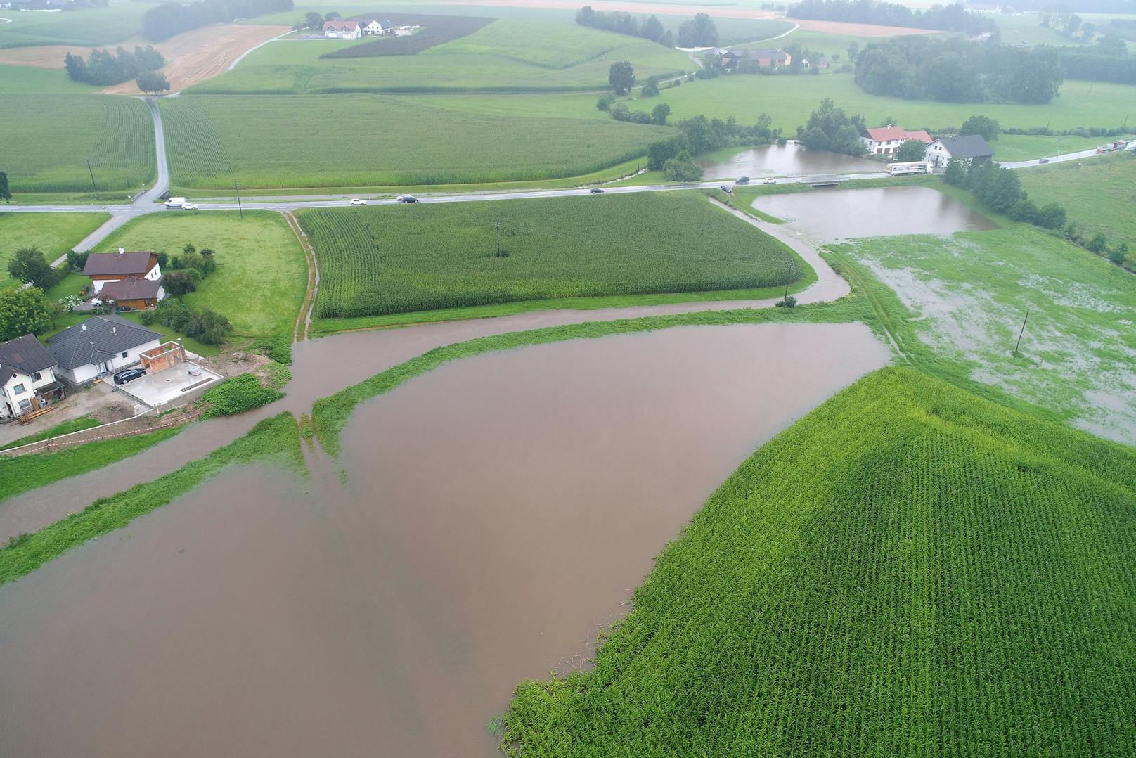 Überflutungen in Neukirchen an der Enknach (Bez. Braunau).
