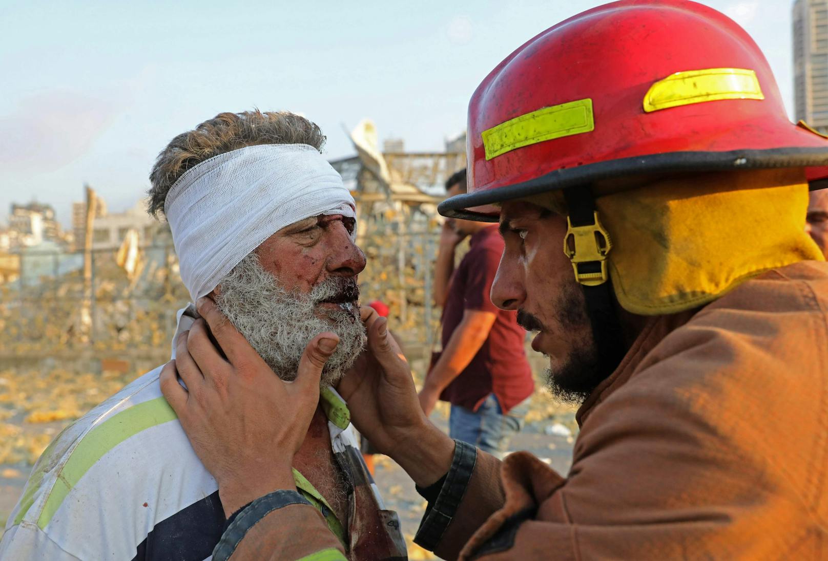 Ein Opfer wird von der Feuerwehr betreut. (4. August 2020)
